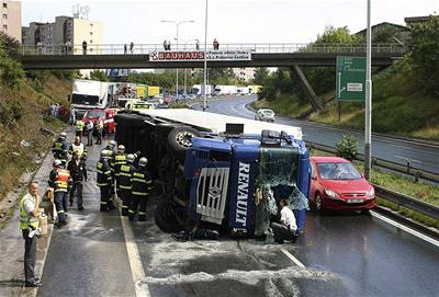 Na D1 zemel idi kamionu