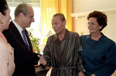 �ivý. Slovenský prezident Rudolf Schuster (uprost�ed) na archivním snímku z roku 2000 z Innsbrucku.