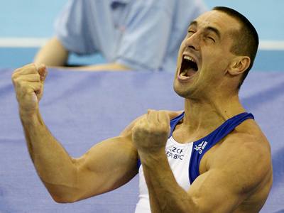 Roman ebrle se raduje z vítzství na halovém mistrovství Evropy v sedmiboji.