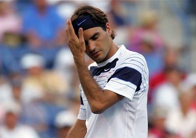 Roger Federer po sedmi měsících prohrál a přišel o šanci překonat rekord.
