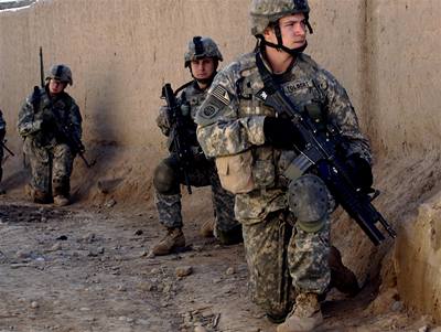 Amerití vojáci hlídkují v Iráku.