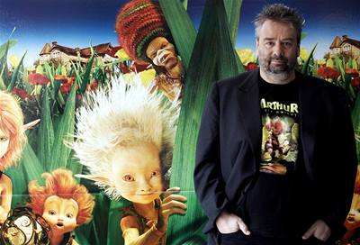 Reisér Luc Besson ped plakátem filmu Arthur a Minimojové.