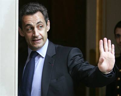 Sarkozy sestavuje vldu, protesty pokrauj