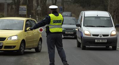 Policisté kontrolující idie.