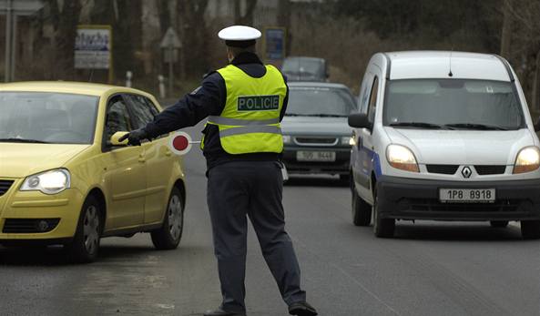 Policist si pi kontrolch sami kali o platky