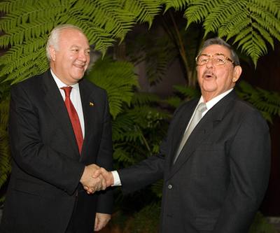 éf panlské diplomacie Miguel Angel Moratinos s Raúlém Castrem.