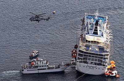 Evakuace cestujících z výletního plavidla poblíž řeckého ostrova Santorin.