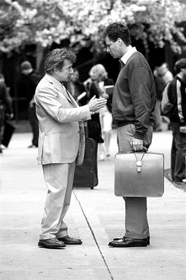 Harold (Will Farrell, vpravo) a profesor literatury (Dustin Hoffman).