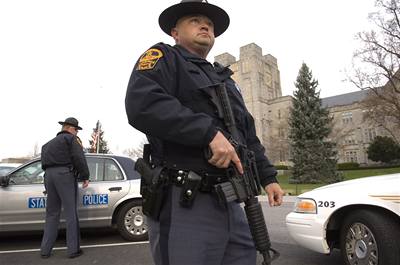 Policisté ped jednou z univerzitních budov ve Virginii.
