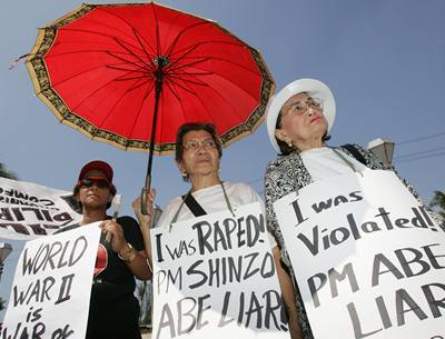 Bývalé sexuální otrokyn protestují proti Japonsku.
