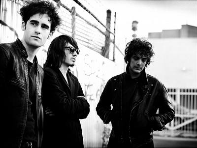 Trojice Black Rebel Motorcycle Club.