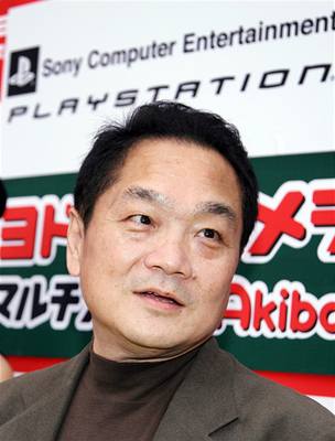 "ílený Ken" jet loni v listopadu sám prodával první konzoli Playstation 3.