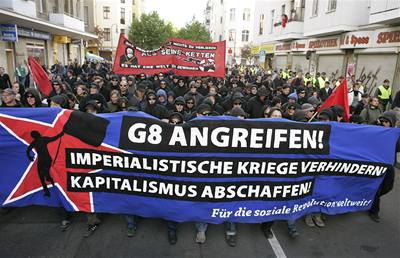 Odprci nadcházejícho summitu G8 demonstrovali v úterý v Berlín.
