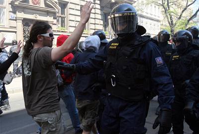 Policie pi prvomájových demonstracích zatýkala anarchisty i mladé sociální demokraty.