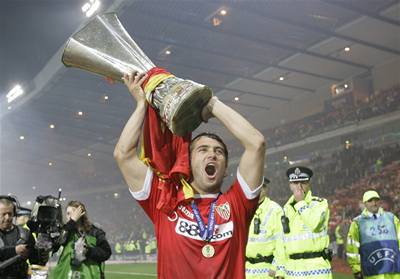 Aleksandr Keržakov z FC Sevilla se raduje s trofejí pro vítěze Poháru UEFA.