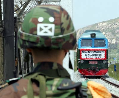 Po více ne padesáti letech vyjel vlak po eleznici, která spojuje Severní a Jiní Koreu. 