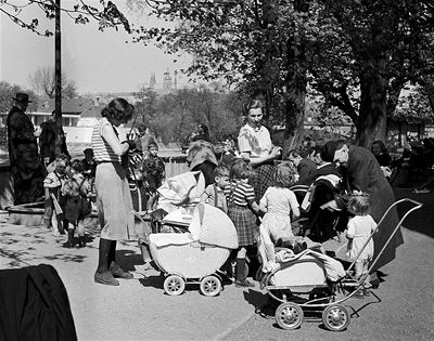 Tradi�ní prvorepubliková rodina. Maminky s ko�árky na pra�ském Pet�ín�.
