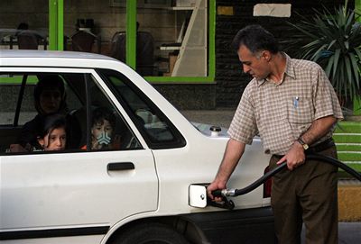 V kvtnu 2007 pekroily ceny benzinu hranici 30 korun za litr.