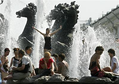 Koupání ped Kremlem. Mladí vyuili nadprmrn teplých dn ke koupeli ve fontán nedaleko sídla prezidenta i vlády.