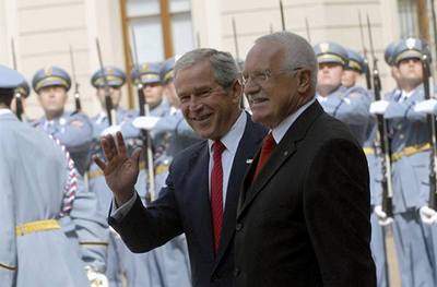 Prezident Václav Klaus (vpravo) pivítal 5. ervna na Praském hrad amerického prezidenta George Bushe.