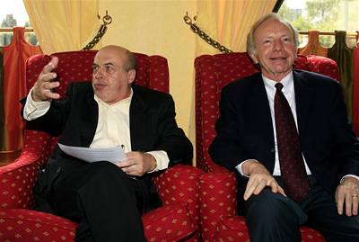 Bývaý sovtský disident Natan aranskij (vlevo) a americký senátor Joe Lieberman na konferenci Demokracie a bezpenost.