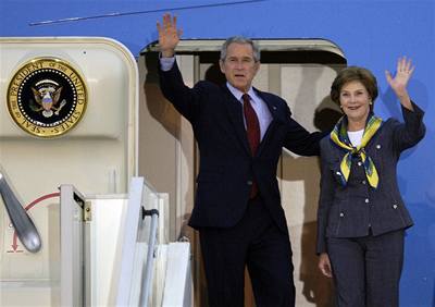 Americký prezident George Bush se svou enou Laurou mávají eské delegaci po píletu na ruzyské letit.