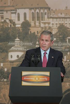 George Bush v ernínském paláci