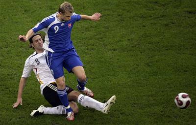 Souboj Torstena Fringse (v bílém) s Markem Saparou.