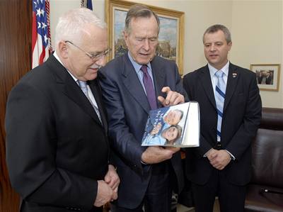 Prezident Václav Klaus se si prohlíí knihu My Father My President, kterou dostal od bývalého amerického prezidenta George Bushe (uprosted) darem bhem setkání 5. bezna v Houstonu. Vpravo je eský velvyslanec v USA Petr Kolá. 