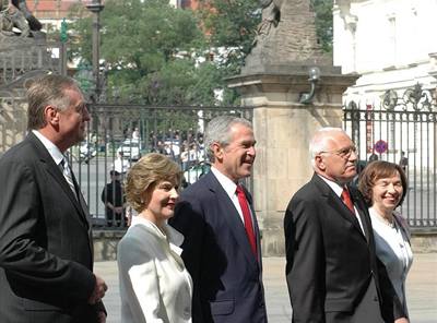 Americký a eský prezidentský pár, spolu s premiérem Mirkem Topolánkem.