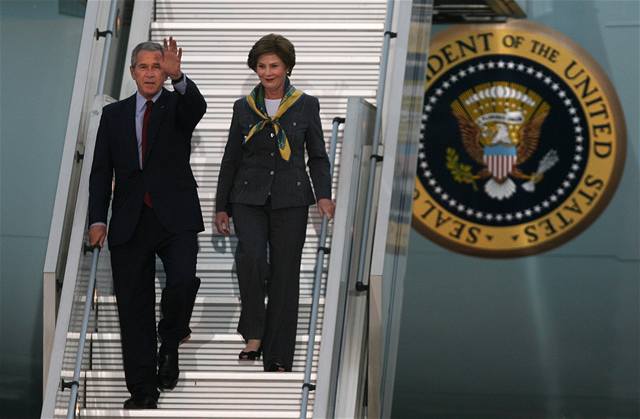 George Bush se svoji enou Laurou vystupuje z letadla.
