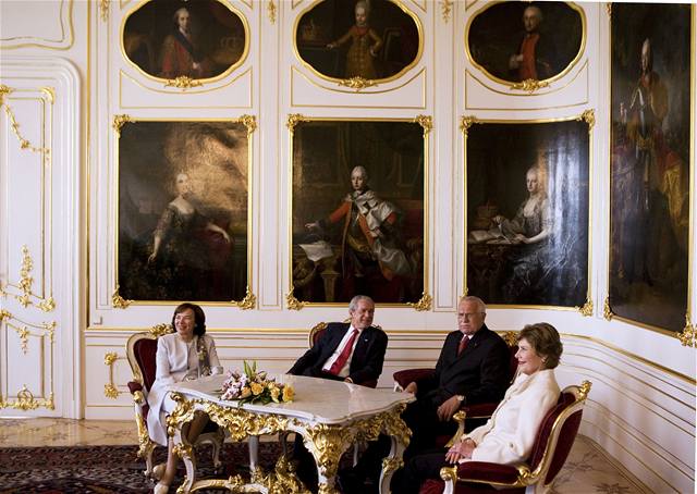 Anmerický prezident George Bush a eský prezident Václav Klaus s manelkami.