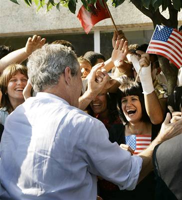 Bush na návtv Albánie piel o hodinky. Stalo se tak, kdy vítal dav Albánc.
