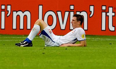 Jeden z mladých fotbalist Josef Kaufman sedí zmoený prohrou se Srby.
