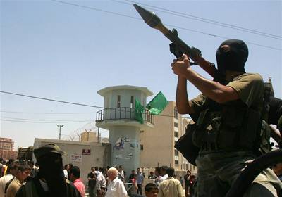 Prezident Palestiny rozpustil vládu. Boje mezi Fatahem a Hamasem pokraují.