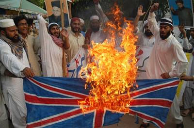 Pákistánci pálí britskou vlajku na protest proti Salmanu Rushdiemu.
