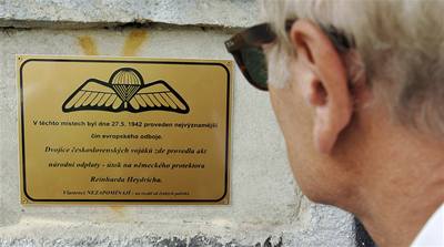 Neznámá skupina vlastenc instalovala na míst atentátu na Heydricha pamtní desku odbojám.