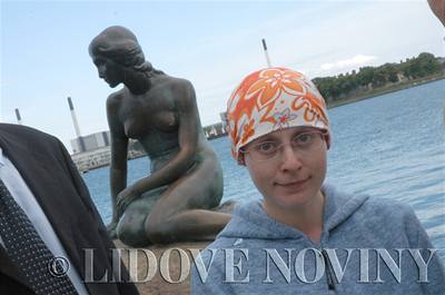 Barbora Škrlová v Kodani před sochou Malé mořské víly.