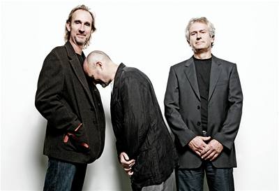 Nashledanou pítí stedu v Praze. Genesis pijídjí v triu (zleva) Mike Rutherford, Phil Collins a Tony Banks.