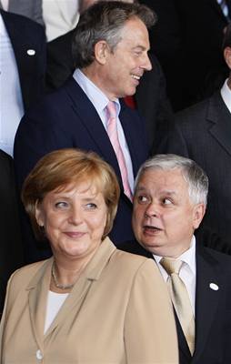 Polský prezident Lech Kaczynski a nmecká kancléka Angela Merkelová na summitu EU.