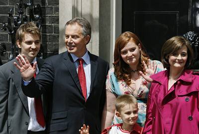 Tony Blair podal demisi
