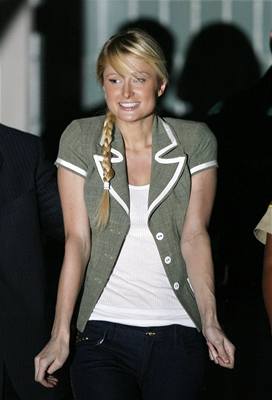 Paris Hiltonová vyšla včera z ženské věznice v americkém Lynwoodu krátce po půlnoci místního času poté, co za mřížemi strávila polovinu trestu z původních 45 dní.