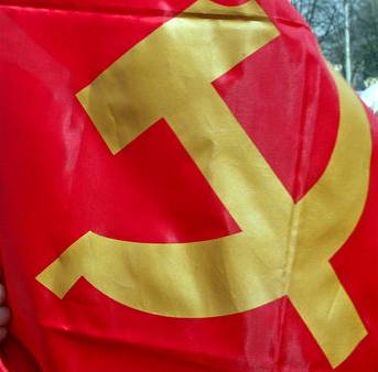Mladým komunistům zabavili rudé prapory