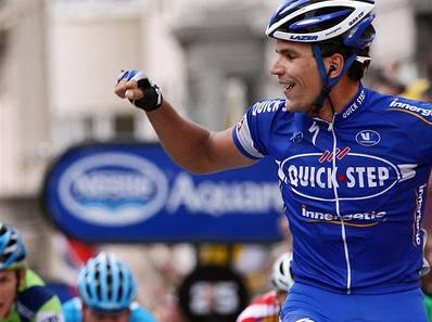 Gert Steegmans se raduje z vítzství v cíli druhé etapy Tour de France.