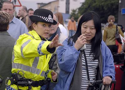 Britská policistka se snaí uklidovat obany v Glasgow.