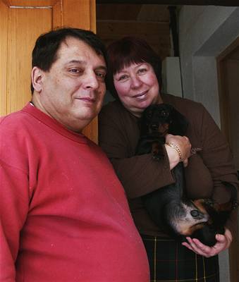 Jií Paroubek s manelkou Zuzanou a psem Endym na chalup na archivním snímku z 29. prosince 2005. 