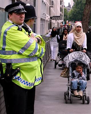 Brittí policisté hlídají po teroristických útocích v Londýn a Glasgow ulice.