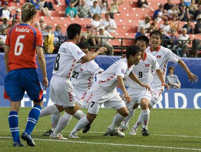 Radost severokorejských fotbalist po úvodní brance zápasu.