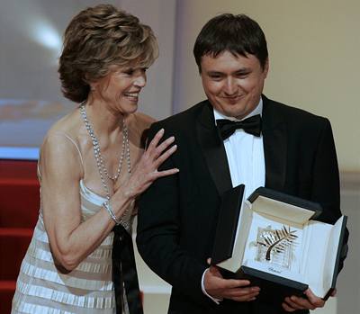 Americká herečka Jane Fondová předává rumunskému režisérovi Cristianovi Mungiu Zlatou Palmu za film "4 měsíce, 3 týdny a 2 dny".