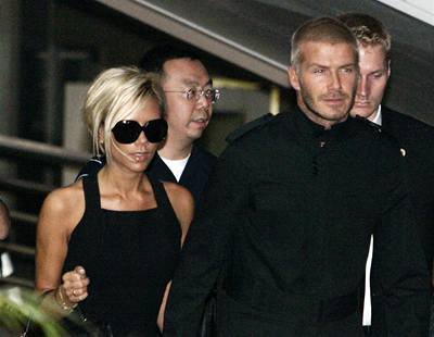 Pozornost patí hvzd. Bývalý kapitán anglické reprezentace David Beckham a jeho ena Victoria dorazili do Los Angeles. Vzbudí fotbalová celebrita u Amerian zájem o fotbal?